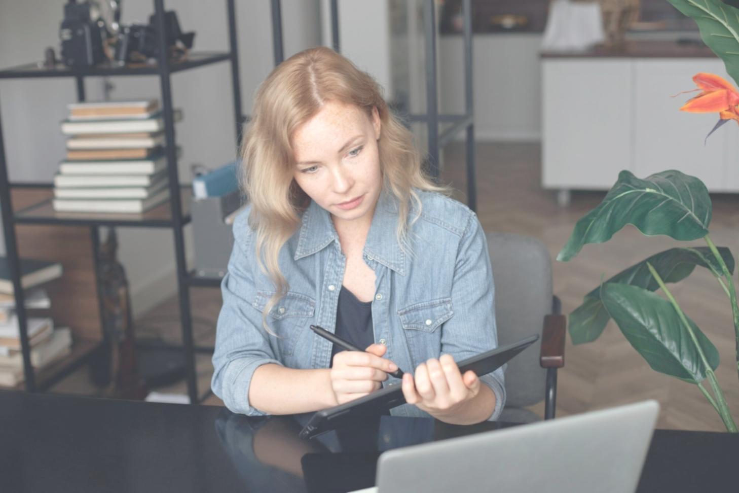 Professionelle Finanzberatung und moderne Büroumgebung
